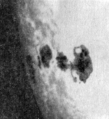 III. Слева - фотосфера Солнца недалеко от восточного края диска. Видна выходящая из-за края большая группа пятен, окруженная яркими факелами. Зернистая структура окружающей фотосферы - грануляция.