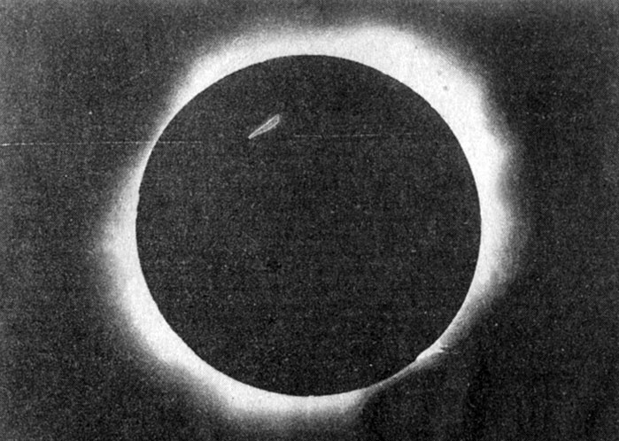 XV. Фотография солнечной короны, полученная Ю. Д. Онищенко во время затмения 31 июля 1981 г. с выдержкой 1/30 с на рефракторе 80/800
